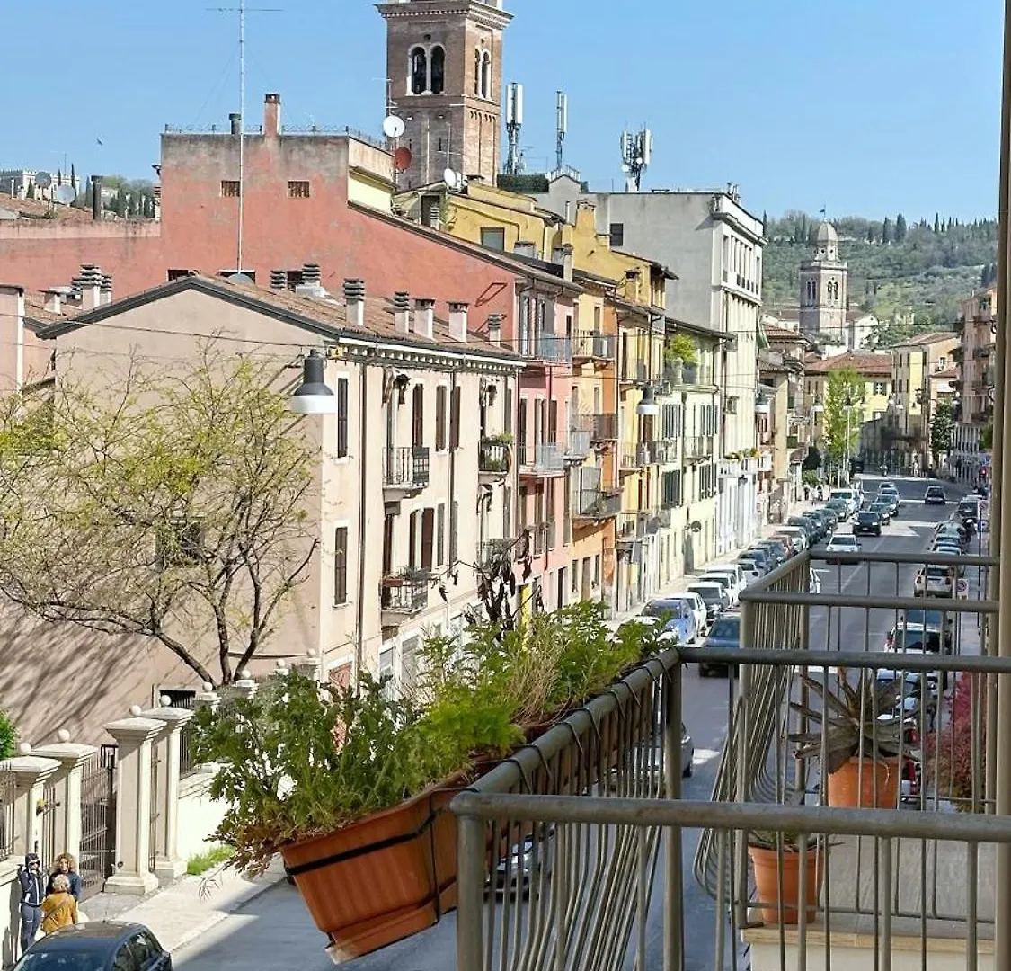 Parisi Verona Centro Storico 0*,
